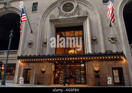 Eingang zum The Helmsley Gebäude gebietsübergreifenden Park Avenue in New York City Stockfoto