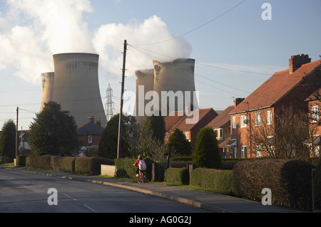 Drax Power Station (Wohnsiedlung überschattet von hohen Kühltürmen, Bioenergie, Kohlenstoffabscheidung und -Speicherung BECCS) - Selby, West Yorkshire England. Stockfoto