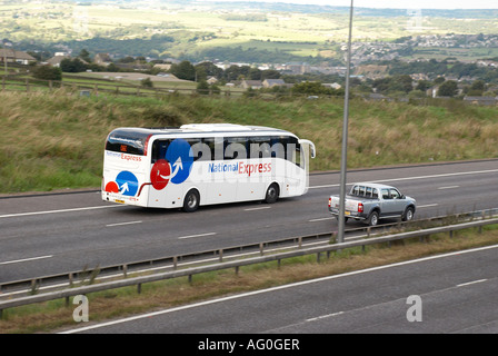 National Express Coach auf die Autobahn M62 (in der Nähe von Huddersfield). Stockfoto