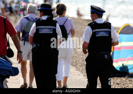 zwei 2 Polizeibeamte Gemeinschaft Unterstützung patrouillieren unter Massen während der Cowes Week auf der Isle Of Wight-England-Vereinigtes Königreich Stockfoto