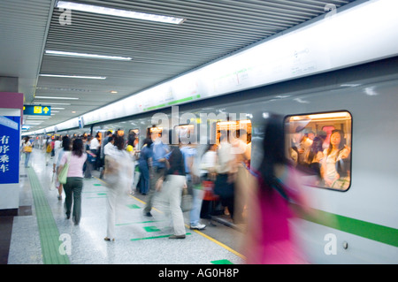 Passagiere auf überfüllten u-Bahn Zug während der Rush Hour am Abend in der Nähe von Peoples Square Station in Shanghai. Stockfoto
