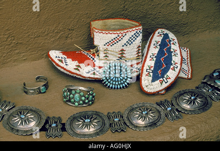 Eine Auswahl von Türkis und Silber Schmuck und anderes Kunsthandwerk von Handwerkern bei Tiwa Pueblo Taos Stockfoto