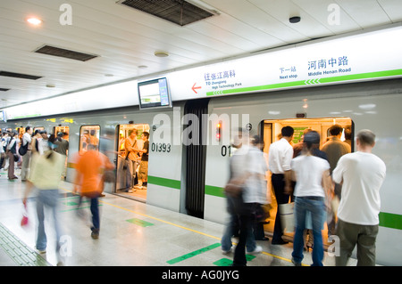 Passagiere auf überfüllten u-Bahn Zug während der Rush Hour am Abend in der Nähe von Peoples Square Station in Shanghai. Stockfoto