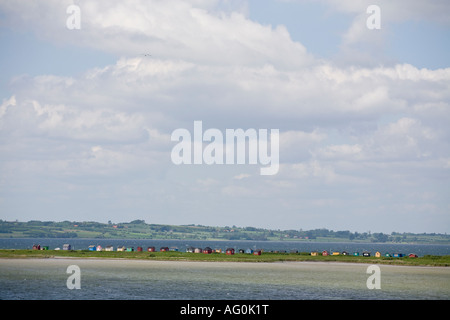 Strandhäuser von oben eine lange Reihe von kleinen bunten Strand befindet sich in der Regel dänische Linie der dünnen Landstreifen, der Strand ist, der Stockfoto