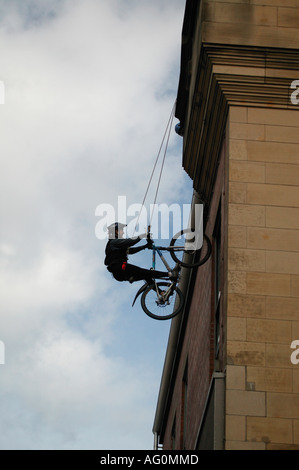 Mountain Bike Radfahrer Abseilen eine Mauer Stockfoto
