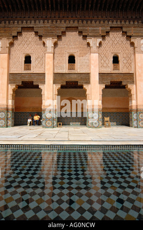 Innenhof des Ali Ben Youssef (Bin Yousuf) Medersa in Marrakesch (Marrakech), Marokko Stockfoto