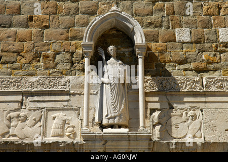 Religiöse Statue auf der Fassade der Kathedrale von San Giusto Triest Italien Stockfoto