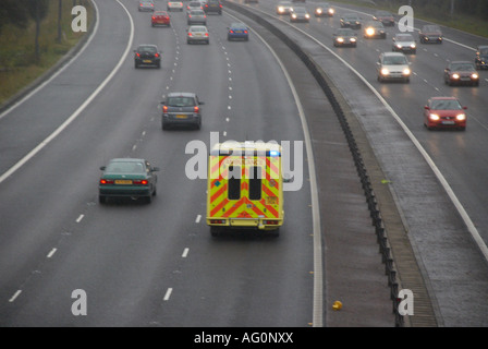 Krankenwagen auf Autobahn M62 Stockfoto