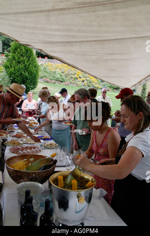 Touristen bei einer Weinprobe in Italien Stockfoto