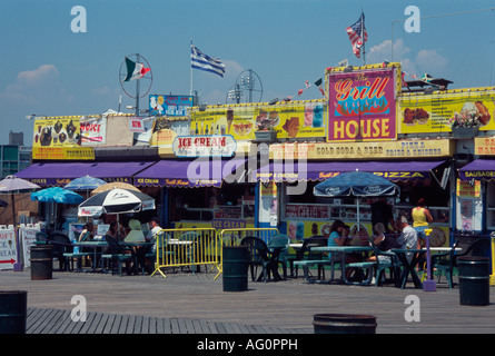 Stände, Geschäfte und Restaurants entlang der Promenade, Coney Island, Brooklyn, New York City, USA Stockfoto