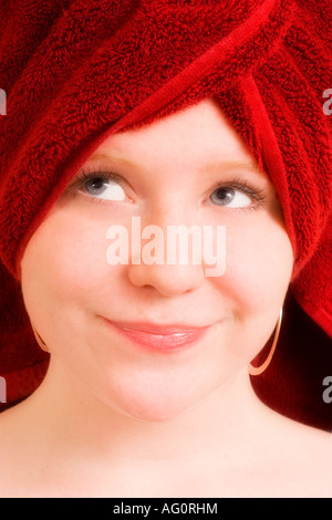 Junge Frau mit Haaren in roten Handtuch gewickelt Stockfoto