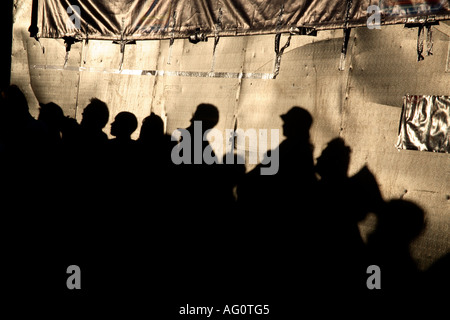 Schatten des Publikums auf Plane Guilfest Musikfestival. Guildford, Surrey, England Stockfoto