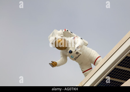 Astronaut-Modell auf Ticket Plaza auf dem Kennedy Space Center Visitor Complex in Florida Stockfoto