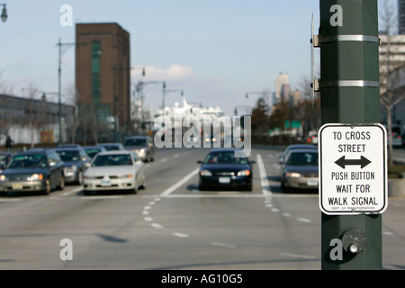 Straße Druckknopf warten zu Fuß überqueren Signal unterzeichnen 12th Avenue nach Norden New York City New York USA Stockfoto