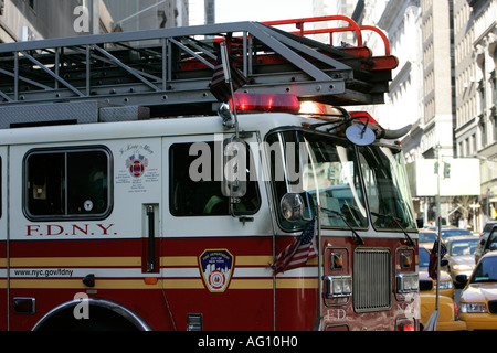 Vorderseite des FDNY Fire Motor zieht in den Verkehr auf der fünften Avenue New York City New York Vereinigte Staaten Stockfoto