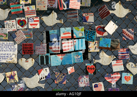 9 11 Fliesen Denkmal Fliesen von amerikanischen Kindern gemacht und am Zaun auf der 7th Avenue New York City New York USA angezeigt Stockfoto