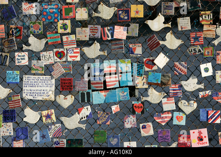9 11 Fliesen Denkmal Fliesen von amerikanischen Kindern gemacht und am Zaun auf der 7th Avenue New York City New York USA angezeigt Stockfoto
