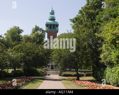 Loughborough Carillon Turm und War Memorial Museum in der Königin-Park im Sommer. Loughborough Leicestershire England UK Stockfoto