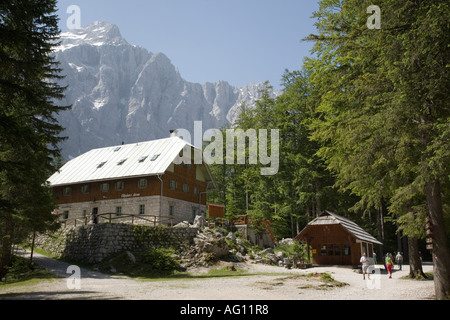 Berg Hütte Aljazev Dom mit Berg Triglav Nordwand im "Triglav National Park" in "Julischen Alpen" im Sommer Mojstrana Slowenien Stockfoto