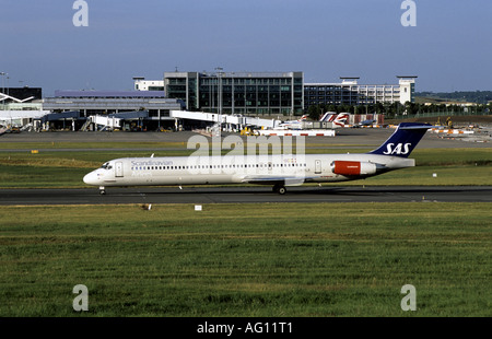 SAS McDonnell Douglas MD-82 Flugzeuge etwa abzunehmen am Flughafen Birmingham, West Midlands, UK Stockfoto