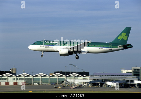 Aer Lingus Airbus A320 Landung am Flughafen Birmingham, West Midlands, England, UK Stockfoto