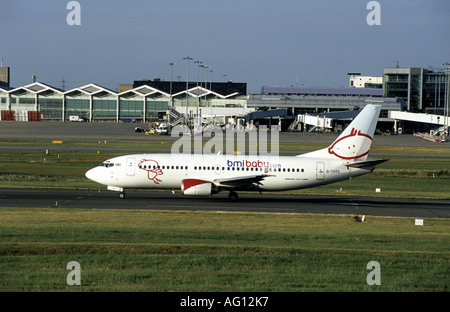 BMI Baby Boeing 737-Flugzeuge dabei, nehmen Sie am Flughafen Birmingham, West Midlands, England, UK Stockfoto