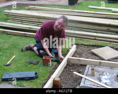 Man Gebäude Deck im Hausgarten Stockfoto