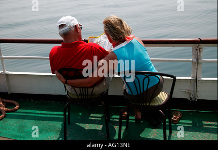 Älterer Mann und Frau Touristen an Bord der Fähre, Gardasee, Italien, mit beiden Blick auf Karte der Gegend Stockfoto