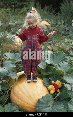 Kleines Mädchen, Riesenkürbis Stockfoto