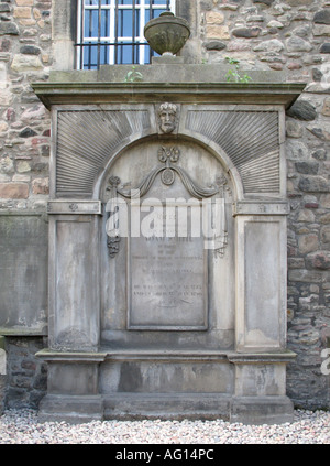 Das Grab von Adam Smith in Canongate Kirkyard, Edinburgh, Schottland, Großbritannien. Stockfoto