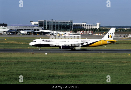 Monarch Airbus A321 Flugzeug etwa abzunehmen am Flughafen Birmingham, West Midlands, England, UK Stockfoto