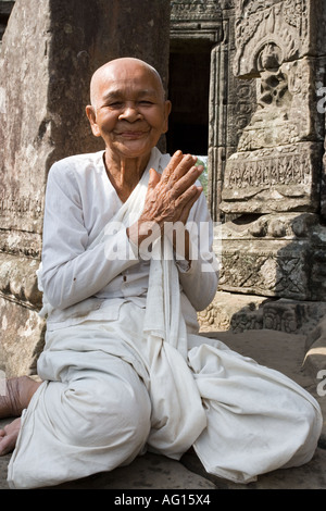 Frau beim Gebet in der Bayon-Tempel in der Nähe von Angkor Wat in Kambodscha in Südostasien Stockfoto