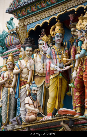 Zahlen des hinduistischen Pantheons schmücken das äußere der Sri Krishnan Hindutempel in Singapur Stockfoto