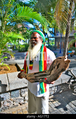 Lokale Künstler mit einem seine Schnitzereien - Caudan, Mauritius Stockfoto