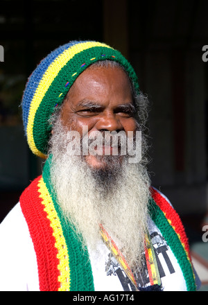 Lokalen Charakter Handwerker Holz-Carver mit langem Bart und Rasta Regalia - Mauritius Stockfoto
