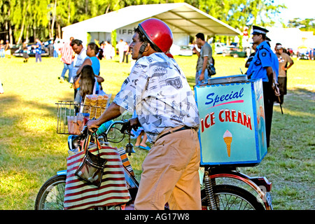 Eis Verkäufer auf die Vintage-Motorrad und Auto Rally bei Mont Choisy, Mauritius Stockfoto