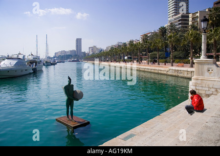 Skulptur von Esperanza d ors Rückkehr von Ikarus mit einem surf Flügel im Hafen von Alicante. Foto: Brian Hickey/Alamy Stockfoto