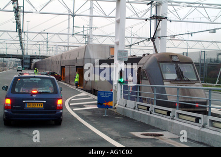 Laden von Eurotunnel Zug Terminal Folkestone Kent England UK Stockfoto