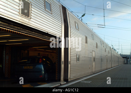 Eurotunnel-Zug laden Tür Folkestone Calais Coquelles Frankreich Stockfoto