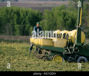 NEIN BIS MAIS SOJA GEPFLANZT IN LUZERNE BEREICH LANDWIRT KONTROLLE ÜBER SAATGUT HOPPERS LUZERNE CHEMISCH IOWA CITY IOWA ABGEBRANNT Stockfoto