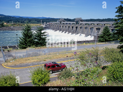 Ein Blick auf die Bonneville-Staudamm-Steckdose am Columbia River Stockfoto