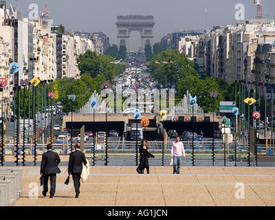 Der Triumphbogen von La Defense mit Geschäftsleuten im Menschen zu Fuß Paris Frankreich gesehen Stockfoto