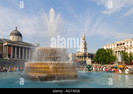 Trafalgar Square an einem hellen Sommertag mit Touristen entspannen und einer der prominenten Brunnen. Stockfoto