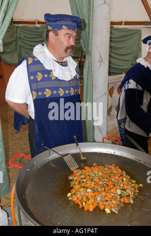 Koch in Kostüm und Gemüse Fleischgericht in riesigen Pfanne Gastronomie Festival Budapest Ungarn Europa Stockfoto