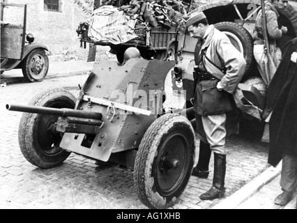 Geografie/Reisen, Spanien, spanischer Bürgerkrieg 1936 - 1939, nationalistischer Offizier, der neue deutsche Panzerabwehrkanone inspiziert, 1936, BEI der Artillerie, Panzerabwehr, 20. Jahrhundert, historisch, dreißiger Jahre, Panzerabwehr, Waffen, Deutschland, Militärhilfe, Europa, männlich, Mann, Männer, Menschen, Stockfoto