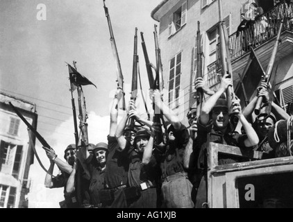 Geografie/Reisen, Spanien, spanischer Bürgerkrieg, 1936 - 1939, Jubelmitglieder von Falange auf einem Lastwagen, Leon, 7.12.1936, Waffen, Waffen, Waffen, Gewehre, Jubel, Miliz, Falange Espanola, Phalange, Soldaten, Nationalist, Nationalisten, historisch, historisch, Europa, Faschisten, männlich, Mann, Männer, Menschen, 1930er, 20. Jahrhundert, Stockfoto