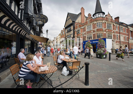LINCOLN HIGH STREET MIT BESUCHERN KAFFEETRINKEN IM JULI Stockfoto