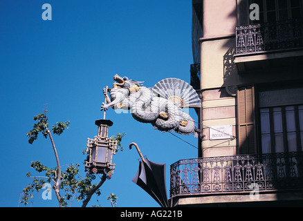 Verzierte Drachen hält Licht Beleuchtung Lampe Laterne über dem ehemaligen Regenschirm Shop La rambla Barcelona Katalonien Spanien EU Europa Stockfoto