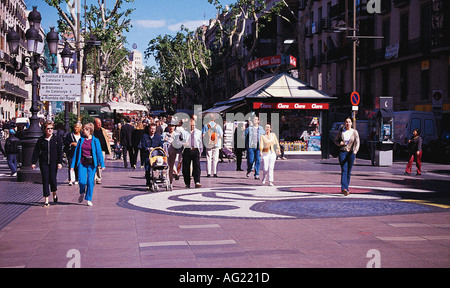 Menschen Touristen Besucher zu Fuß entlang La rambla und Joan Miro Mosaik im Sommer Barcelona Spanien EU Europa Stockfoto