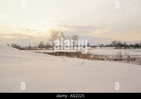 Schneebedeckte Felder und Winteruntergang North Yorkshire England Großbritannien GB Großbritannien Stockfoto